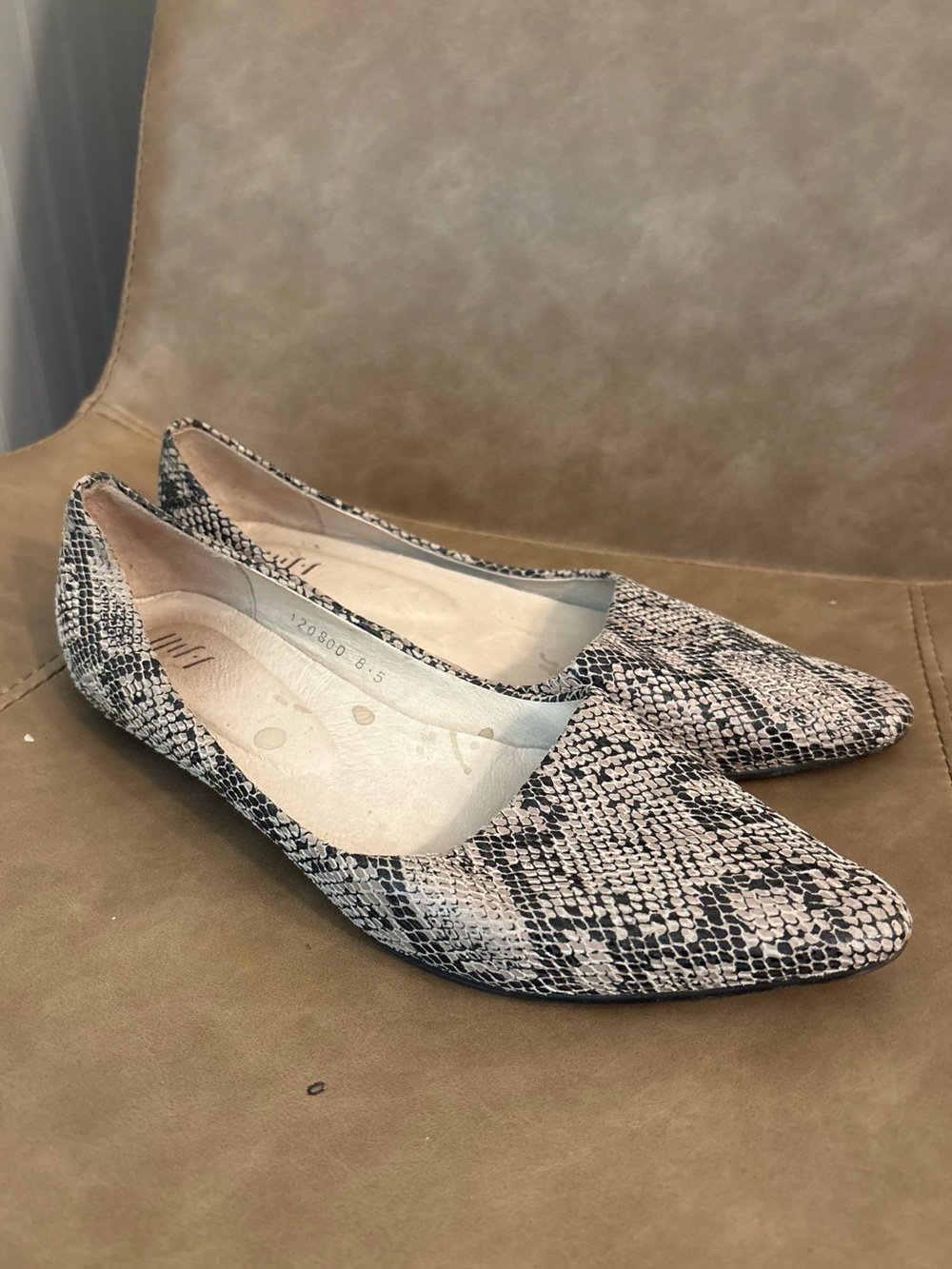 J. Jill tan black pointed toe snakeskin shoes flats size 8.5